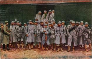 Ausladen französischer Gefangener auf dem Bahnhof von Laon / WWI German military, French POWs (prisoners of war) at the railway station of Laon