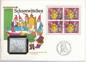 Svájc 1985. "Schneewittchen" jelzett Ag bélyegérem, érmés borítékban, bélyeggel, elsőnapi bélyegzéssel (0.999) T:1 Switzerland 1985. "Schneewittchen" hallmarked Ag stamp-shaped commemorative medallion in coin envelope with stamp and FDC cancellation (0.999) C:UNC