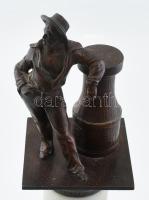 Hőmérő kályha mellett álló ember figurális díszítéssel. Anglia, XIX. sz. Bronz, alabástrom. Működő h...