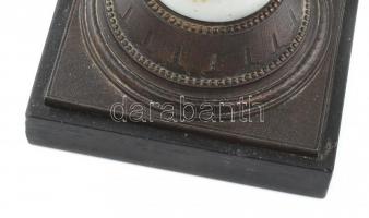 Hőmérő kályha mellett álló ember figurális díszítéssel. Anglia, XIX. sz. Bronz, alabástrom. Működő h...