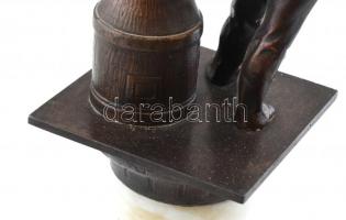 Hőmérő kályha mellett álló ember figurális díszítéssel. Anglia, XIX. sz. Bronz, alabástrom. Működő h...