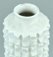 Meissen fehér mázas porcelán váza, jelzett, szájperemén csorba, talpán apró lepattanások. M: 23cm