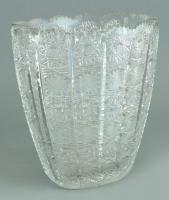 Ólomkristály váza, dekoratív, gazdagon csiszolt kristály, apró kopásnyomokkal, m:22cm