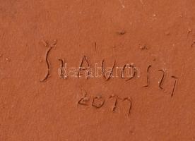 Szávoszt Katalin (1941- ): Titkok helye II. 2017. Anyagában színezett samottos kerámia. Hibátlan, je...