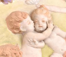 Bacchanália puttókkal. Festett biszkvit porcelán fali dísz. Jelzés nélkül. Kis kopással. Kissé sérül...