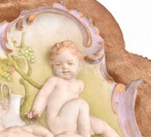 Bacchanália puttókkal. Festett biszkvit porcelán fali dísz. Jelzés nélkül. Kis kopással. Kissé sérül...