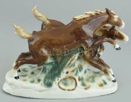 Vágtató lovak, festett porcelán, jelzett, kopott, m: 19 cm