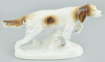 Vadat álló kutya, jelzett porcelán, kopott, m: 12cm