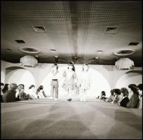 1985 Divatbemutató Budapesten, Menesdorfer Lajos (1941-2005) budapesti fotóművész hagyatékából, 65 d...