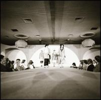 1985 Divatbemutató Budapesten, Menesdorfer Lajos (1941-2005) budapesti fotóművész hagyatékából, 65 d...