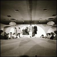 1985 Divatbemutató Budapesten, Menesdorfer Lajos (1941-2005) budapesti fotóművész hagyatékából, 65 d...