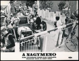 cca 1910 Automobilok a sorompó előtt, ,,A nagymenő című, francia-olasz filmről 1 db vintage produkciós filmfotó, 18x24 cm