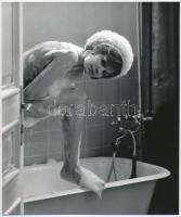 cca 1970 Ki mossa meg a hátam? Szolidan erotikus felvétel, 1 db vintage fotó, 23,5x20 cm