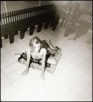 Változó helyszíneken és eltérő időben, több fotómodell közreműködésével készült akt felvételek, Mene...