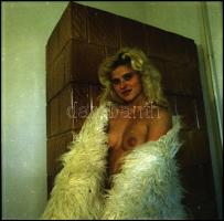 Több fotómodell közreműködésével, eltérő időben és változó helyszíneken készült akt felvételek, Mene...