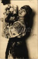 1926 Nagyvárad, Oradea; hölgy rózsákkal / lady with roses. Topschál Gizi photo (lyukak / pinholes)