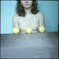 Változó helyszíneken és eltérő időben, több fotómodell közreműködésével készült akt felvételek, Mene...