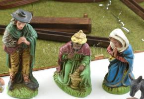 Nagy méretű betlehem. Fa. Világítással, sok műanyag figurával. 51x50x45 cm