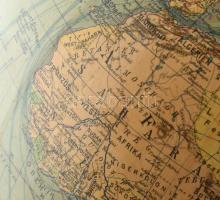 Colombus Art Deco földgömb, jelzett, apró kopásokkal, m: 42 cm