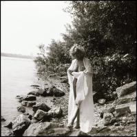 Több fotómodell közreműködésével, eltérő időben és változó helyszíneken készült akt felvételek, Mene...