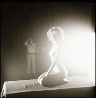 Több fotómodell közreműködésével, eltérő időben és változó helyszíneken készült akt felvételek, Mene...