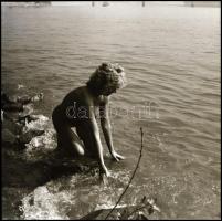 A nők közelről és távolról, tanulmányok az aktfényképezés területéről, eltérő időben és változó hely...