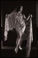 cca 1972 A vetkőzés művészete, szolidan erotikus felvételek egy aktfotós életművéből, 13 db vintage ...