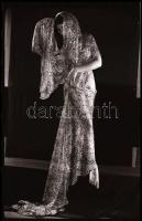 cca 1972 A vetkőzés művészete, szolidan erotikus felvételek egy aktfotós életművéből, 13 db vintage ...