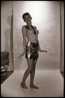 cca 1972 A vetkőzés művészete, szolidan erotikus felvételek egy aktfotós életművéből, 13 db vintage ...