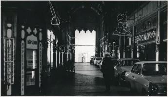cca 1972 Budapest, a Párisi udvar, amikor még bent parkoltak a házban lakók, 1 db vintage fotó, 16,5x29,5 cm