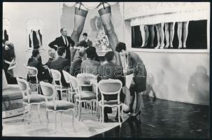cca 1969 Női lábak szépségversenye, 1 db fotó, 15x24 cm