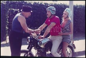 1970 Bujtor István (1942-2009) színművész Honda motoron, az ,,Én vagyok Jeromos című film egyik jelenetében Alfonzóval és Pálos Zsuzsa színésznővel, 1 db vintage produkciós filmfotó, 19,7x30 cm