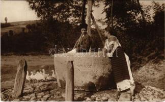 1912 Salutari din Romania / Romanian folklore, couple by the well. Colectia A. Bellu. Edit C. Sfetea