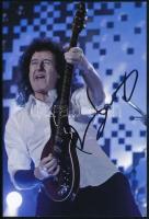 Brian May (1947-) a Queen rockegyüttes szólógitárosának aláírása az őt ábrázoló képen