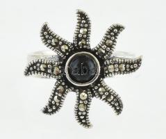 Ezüst (Ag) gyűrű markazittal és fekete kővel, jelzett, méret: 56, bruttó: 6,18 g