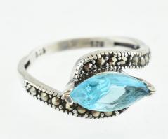 Ezüst (Ag) gyűrű, kék kővel, jelzett, méret: 57, alul az íven öntési hibával, bruttó: 2,92 g