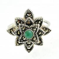 Ezüst (Ag) virágos gyűrű markazittal és zöld kővel, jelzés nélkül, méret: 53, bruttó: 4,7 g