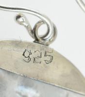 Ezüst (Ag) kerek fülbevalópár, gyöngyházzal, jelzett, d: 2,5 cm, bruttó: 5,08 g