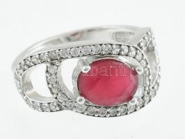 Ezüst (Ag) gyűrű piros kővel, jelzett, méret: 52, bruttó: 3,85 g
