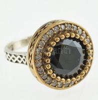 Ezüst (Ag) gyűrű fekete kővel, jelzett, méret: 50, bruttó: 6,54 g