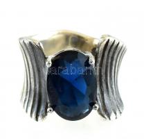 Ezüst (Ag) extravagáns gyűrű kék kővel, jelzett, méret: 52, bruttó: 12,19 g