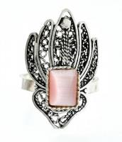Ezüst (Ag) filigrán díszítésű gyűrű rózsaszín kővel, jelzés nélkül, méret: 52, bruttó: 4,39