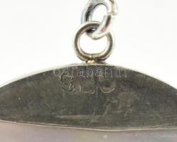 Ezüst (Ag) nyaklánc, gyöngyház medállal, jelzett, h: 44 cm, bruttó: 5,42 g