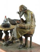 Cipész, festett bronz, márvány talpon, kopott, jelzés nélkül, m:8,5cm