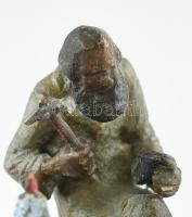 Cipész, festett bronz, márvány talpon, kopott, jelzés nélkül, m:8,5cm