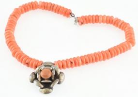 Korall nyakék, ezüst(Ag) virággal, jelzés nélkül, h: 36 cm, bruttó: 76,4 g