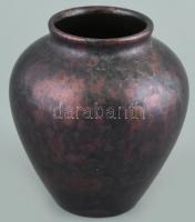 Irizáló kerámia váza, kis kopásnyomokkal, jelzett, m: 15,5 cm