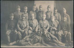 1915 Katonák csoportképe, hátoldalon aláírásaikkal, fotólap, 9×13,5 cm