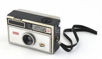 Kodak Instamatic 104, cca.1965, 126-os filmkazetta, 1:11/43 mm; műanyag, egyelemes, meniszkusz; 1:11/43 mm, Zár: mechanikus szárnyas zár, 1/90 mp. és (vakucsővel) 1/40 mp. sebességgel.