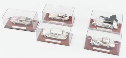 5 db ezüst színű autómakett dobozban, műanyag tetővel, a tető helyenként karcos, m: 6,5x14,5 cm